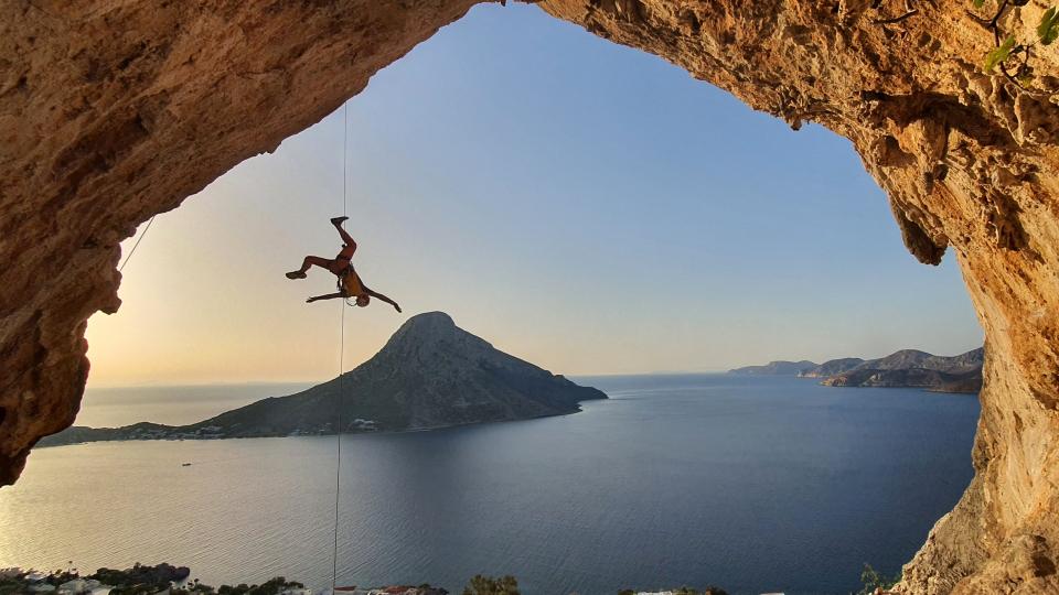 ΚΑΤΑΚΤΩΝΤΑΣ ΤΙΣ ΚΟΡΥΦΕΣ ΜΕ ΤΟΝ ΑΝΕΣΤΗ ΖΟΥΣΗ