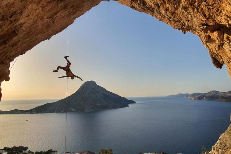 ΚΑΤΑΚΤΩΝΤΑΣ ΤΙΣ ΚΟΡΥΦΕΣ ΜΕ ΤΟΝ ΑΝΕΣΤΗ ΖΟΥΣΗ